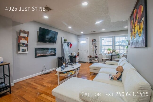 Building Photo - 4925 Just St NE