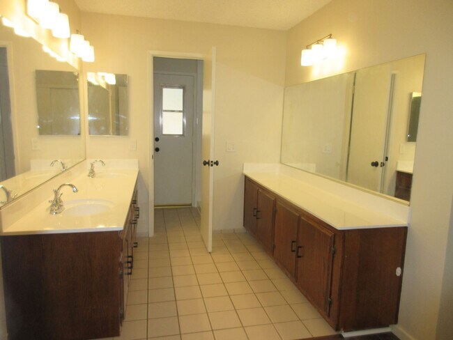 Building Photo - Duggan Property Management, Inc presents, Gorgeous home in Porter Ranch On Braemore Rd.