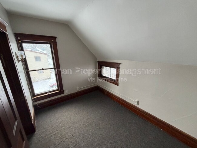 Building Photo - 515 Village St