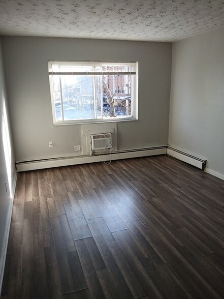 Building Photo - 7919 Lake Ave