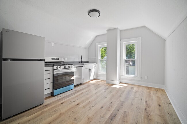 Building Photo - 1101 N Oak St