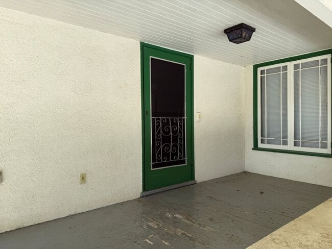 Building Photo - Rare 2 Bedroom Home Downtown Dixon *Star R...