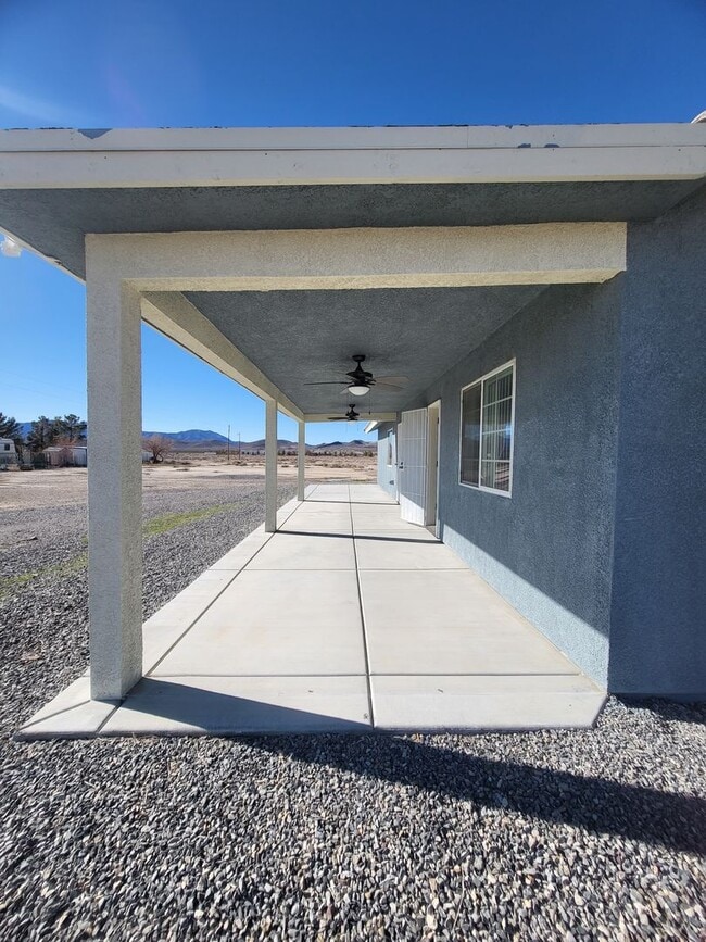 Building Photo - GOLDEN SPRINGS RANCH U8 - W. Betty Avenue