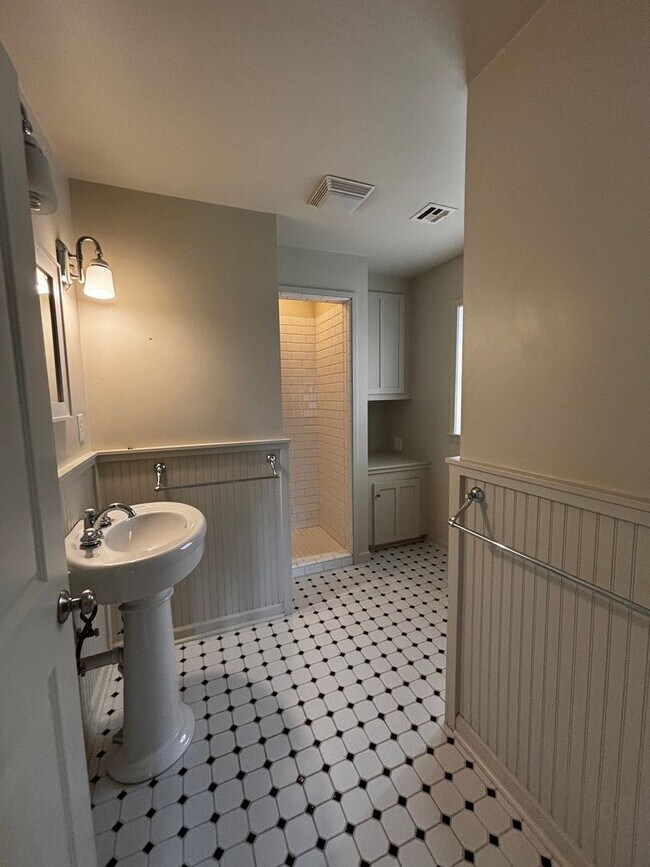 Building Photo - Brookside Charmer on secluded dead end street, just a 2 minute distance to restaurants, shopping ...