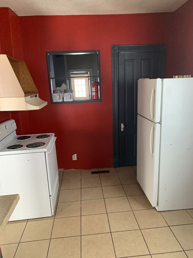 Building Photo - LARGE HOUSE IN CEDAR FALLS  fenced yard, deck, washer / dryer, central air,