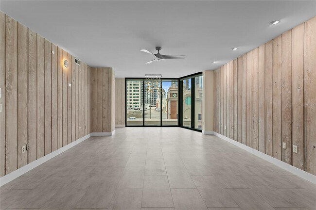 Building Photo - 1 Beach Dr SE