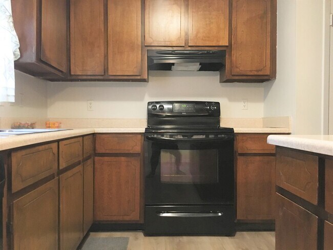 Building Photo - Charming 3 Bedroom, 2 Bath with Sunroom