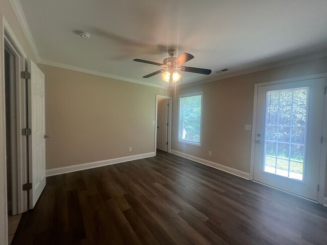 Building Photo - MOVE-IN SPECIAL! $200 off 1st full month's...