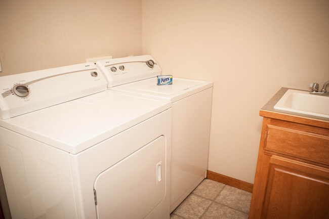 Building Photo - 4 Bedroom Townhome in South Richland