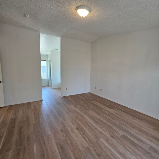 Building Photo - 3bd/2ba Single Story, Fresh Updates, Huge Backyard