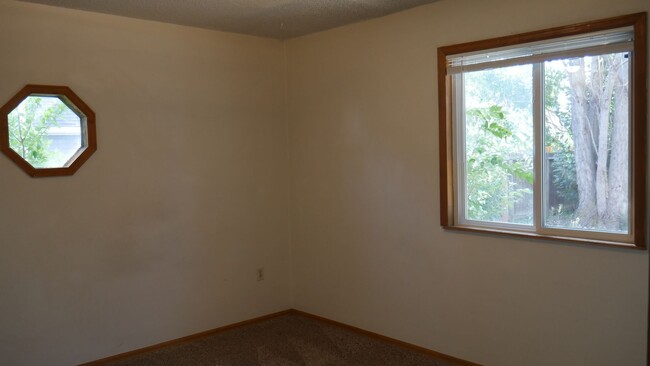Building Photo - 4 Bed, 3 Bathroom House with Fenced in Bac...
