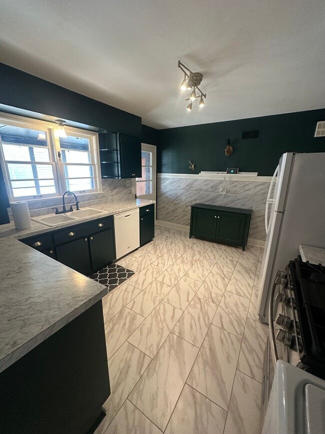 Building Photo - 3BD/2BA Home Located in Colonial Acres