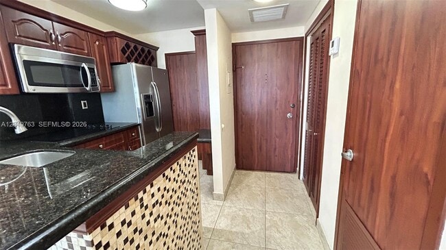 Building Photo - 2899 Collins Ave