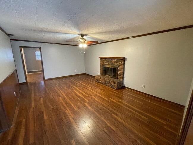 Building Photo - Beautiful 4 Bedroom Southern Hills Home