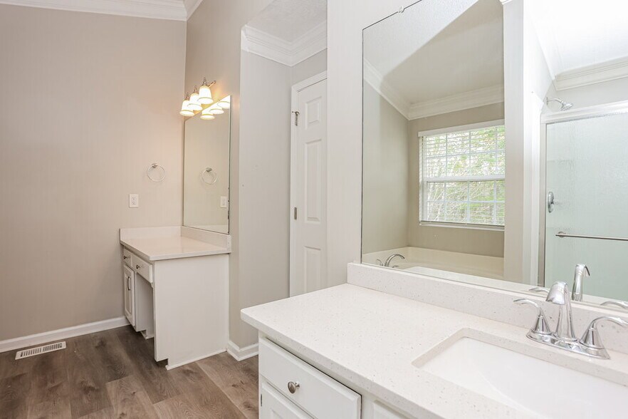 Building Photo - 215 Ashland Manor Dr