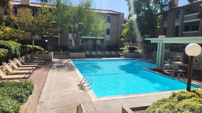 Building Photo - 2BD/2BA Condo in The Plaza Community - Pac...