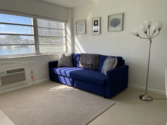 Building Photo - 220 Kings Point Dr