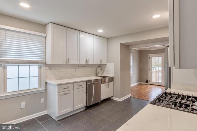 Building Photo - 5460 Lighthouse Ln