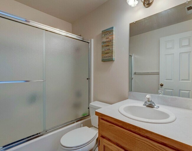 Building Photo - 3 Bed 2.5 Bath Townhome with Garage