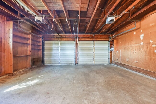 Building Photo - Room to roam! 3 bed, living, dining, den, ...
