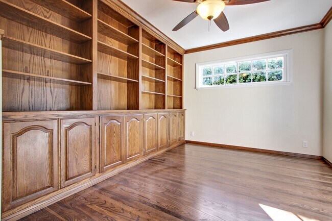 Building Photo - 5923 Jumilla Ave