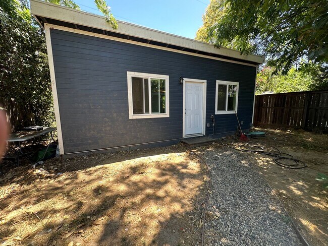 Building Photo - Beautiful, newly remodeled 2 bedroom 1 bat...
