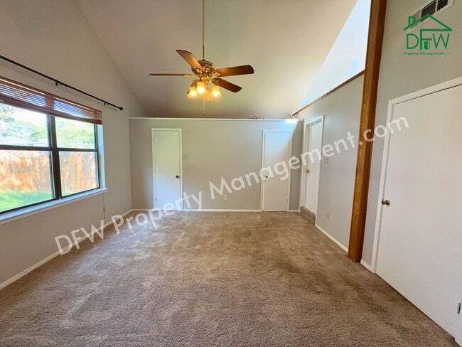Building Photo - Charming 3-Bedroom Home with Sunroom & Spacious Backyard in Irving!