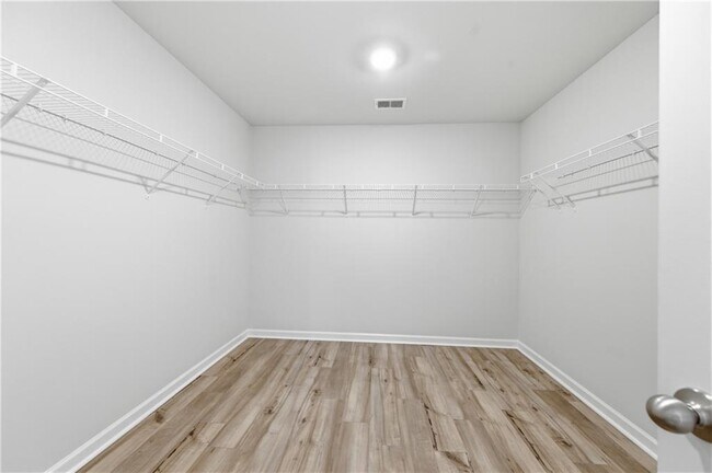 Building Photo - 303 Eleanora Xing