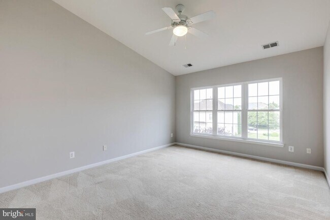 Building Photo - Spacious 3-level townhome with a 2-car garage in the desirable South Riding community.
