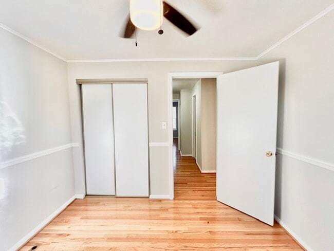 Building Photo - Spacious and bright 3BR/2.5BA townhouse with enclosed back patio