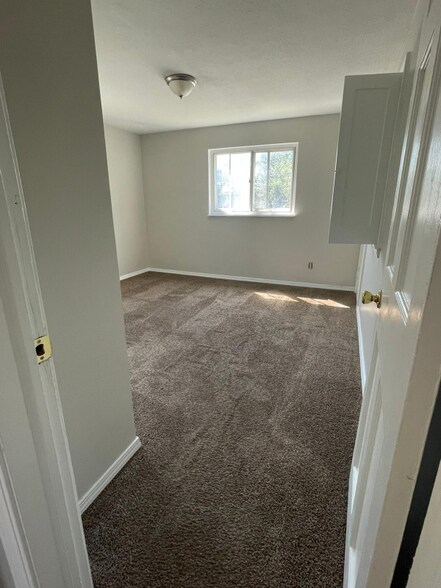 Building Photo - 285 E 200th St