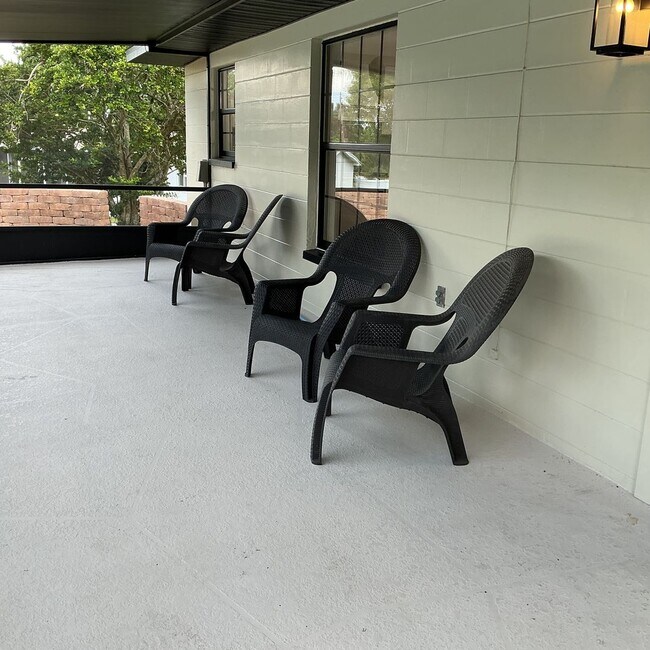 Building Photo - Remodeled 3BR/2BA Home with Pool & Screene...