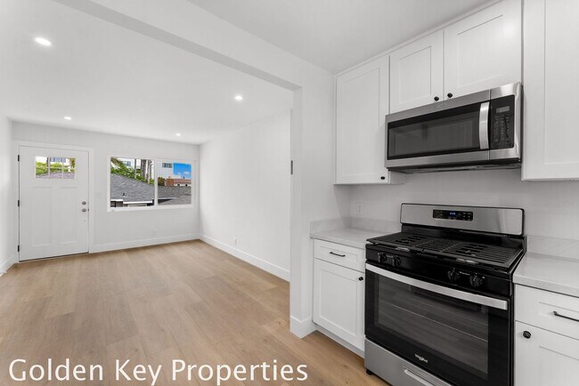 Building Photo - Welcome to your beautifully remodeled apartment in South Oceanside just a few blocks from the beach!