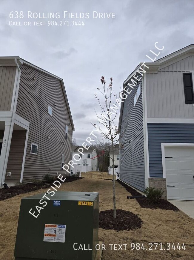 Building Photo - Brand-New town house backed with fence! St...