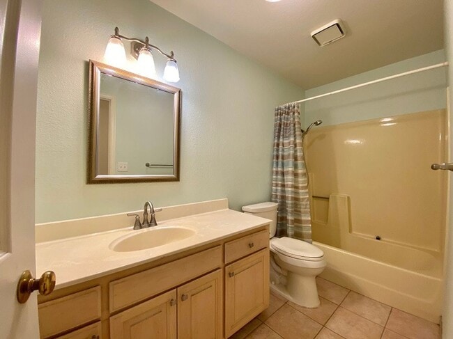 Building Photo - Spacious Condo in a Desirable Private Community