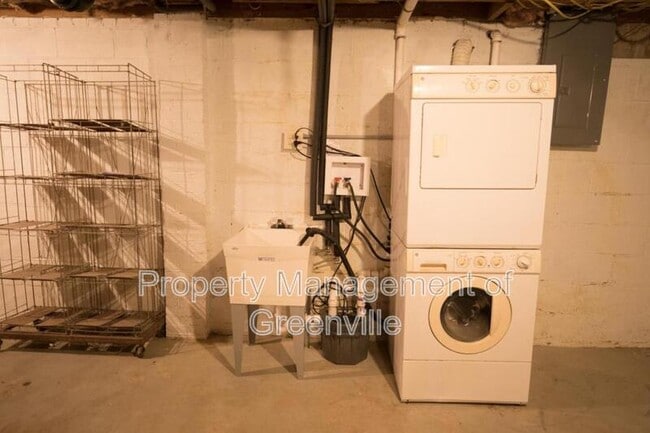 Building Photo - 121 Scarlett St