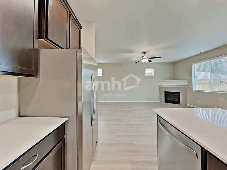Building Photo - 5748 86th Dr NE