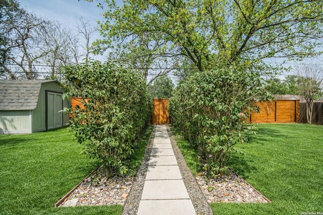 Building Photo - GORGEOUS 4-BEDROOM HOME IN TERRELL HEIGHTS