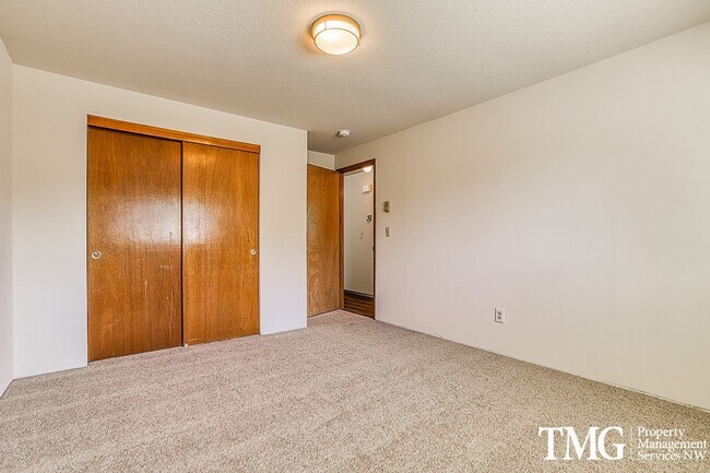 Building Photo - 2 Bedroom Duplex W/ attached garage in Was...