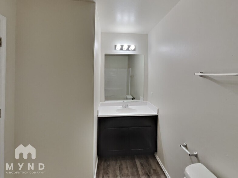 Building Photo - 1004 N Donald Way