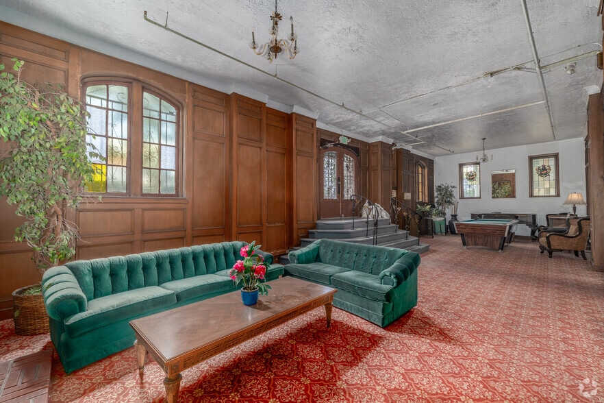 Lobby Photo - 601 N Rossmore Ave.