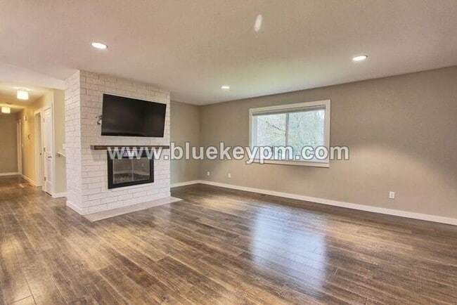 Building Photo - 4 Bed, 3 Bath Split Level Home in Sherwood