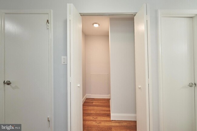 Building Photo - 9900 Kingsbridge Dr