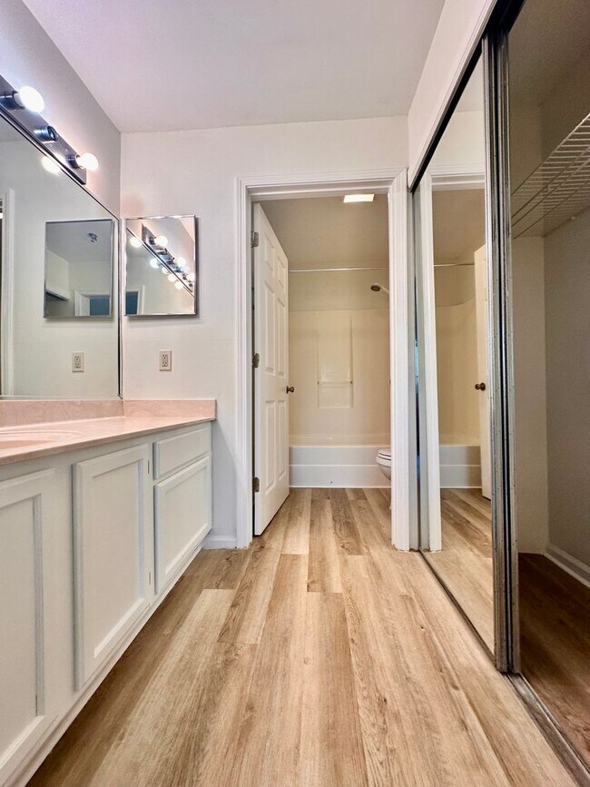 Building Photo - Newly Renovated 1B/1B Condo in Pointe of View located steps from Grand Boulevard!