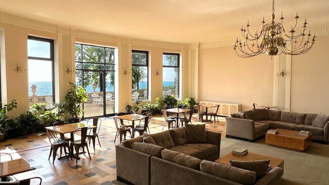 Building Photo - 1205 W Sherwin Ave