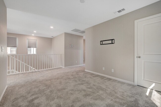 Building Photo - Gorgeous 4 Bedroom, 2 Story Home in SW/Mou...