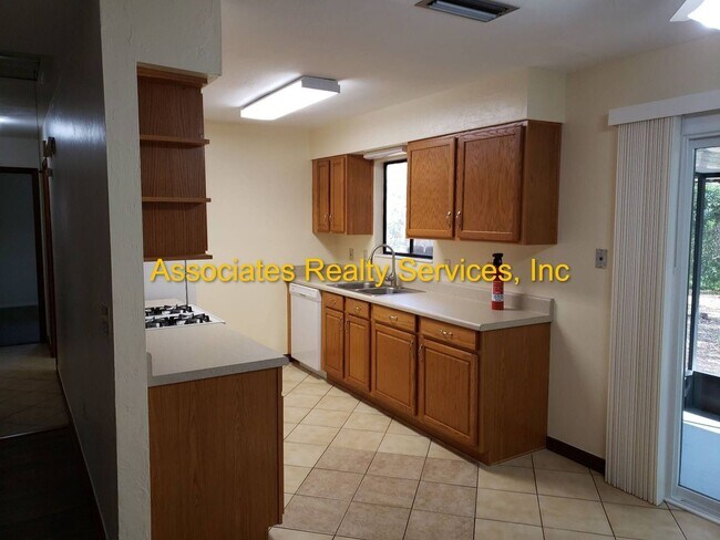 Building Photo - Renovated 2 bedroom with Office home in Springtree!