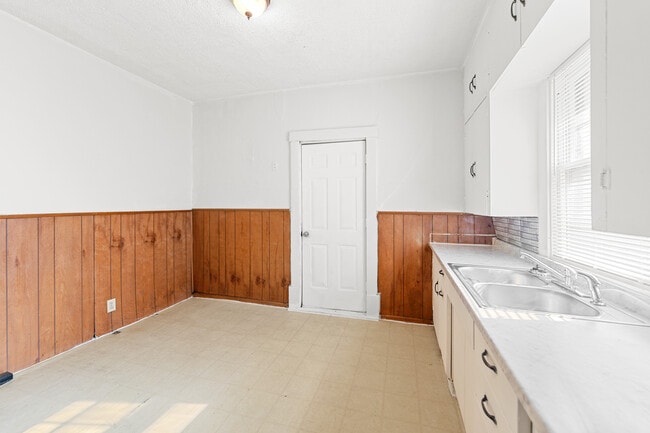 Building Photo - 415 S Phillips Ave