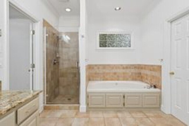 Building Photo - Beautiful Brentwood Home with Inground Pool on Quiet Cul-de-Sac