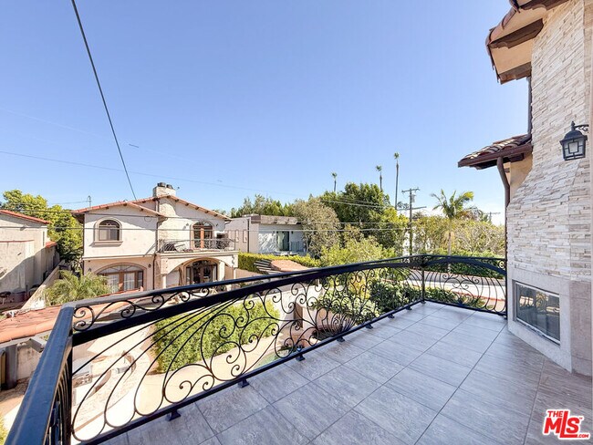 Building Photo - 458 Flores St